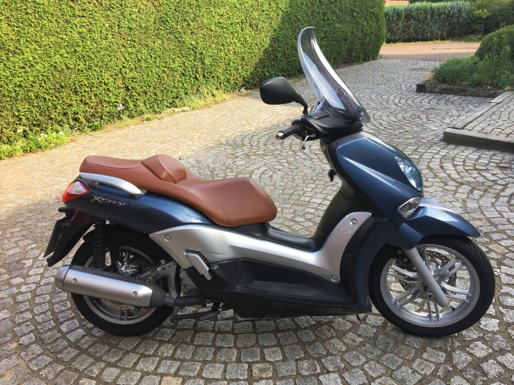 Oil Change on Motor Scooter Yamaha X-City&nbsp;250